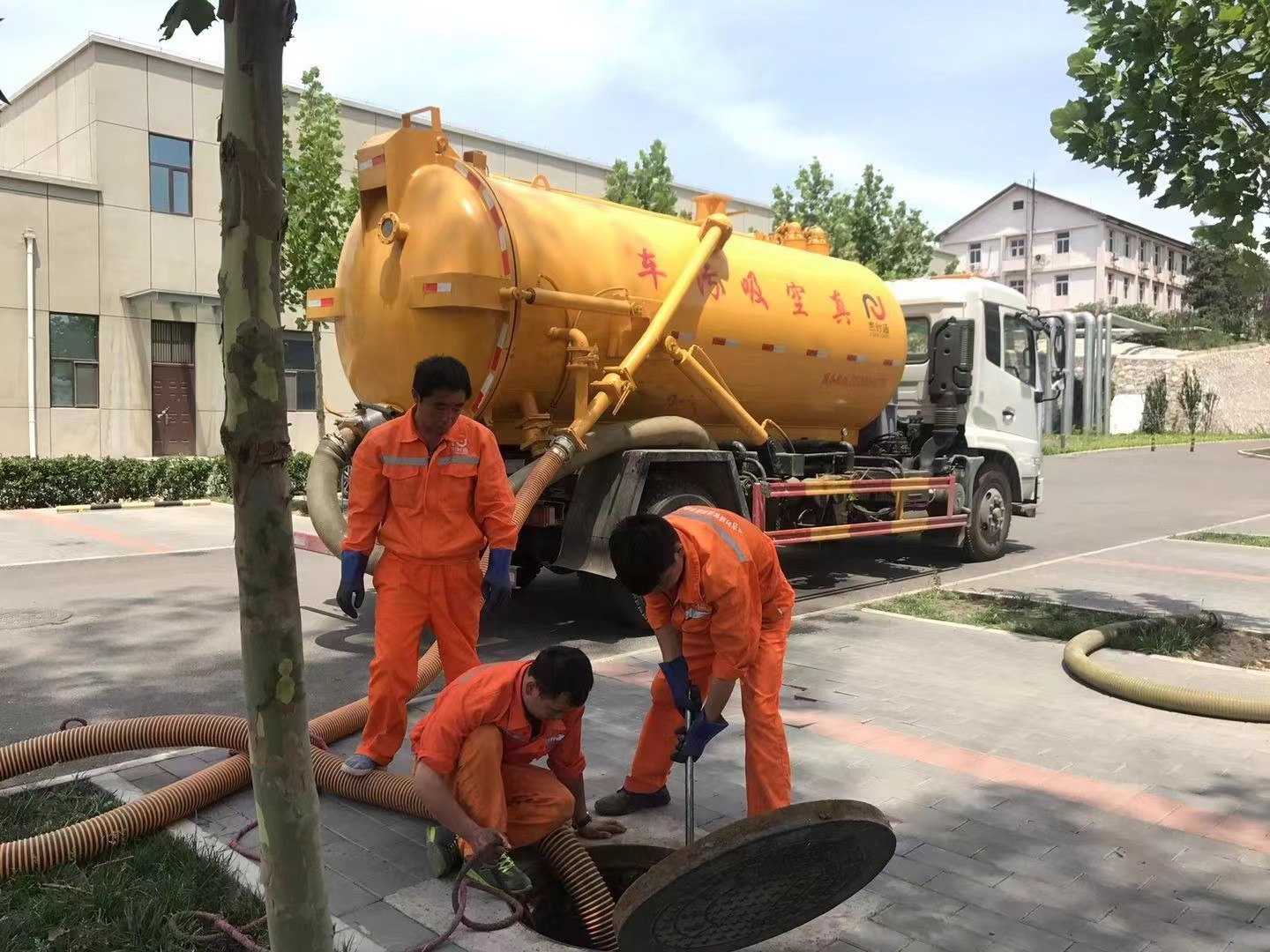 湟源管道疏通车停在窨井附近