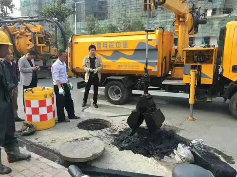 湟源街道：网格员化身“清道夫”，为民解忧疏通“堵心”化粪池